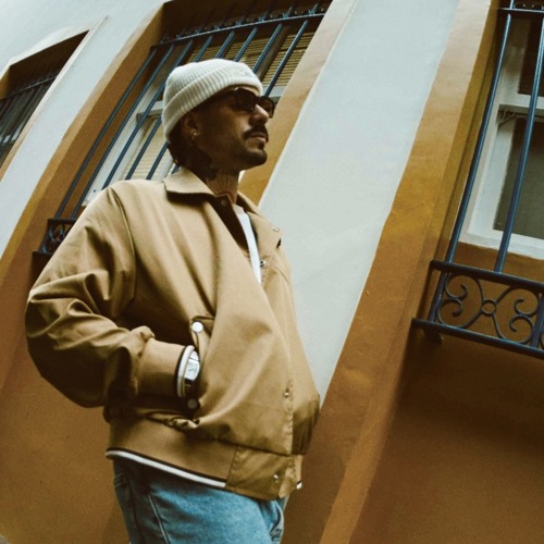 MADRE na rua, jaqueta caramelo e gorro branco
