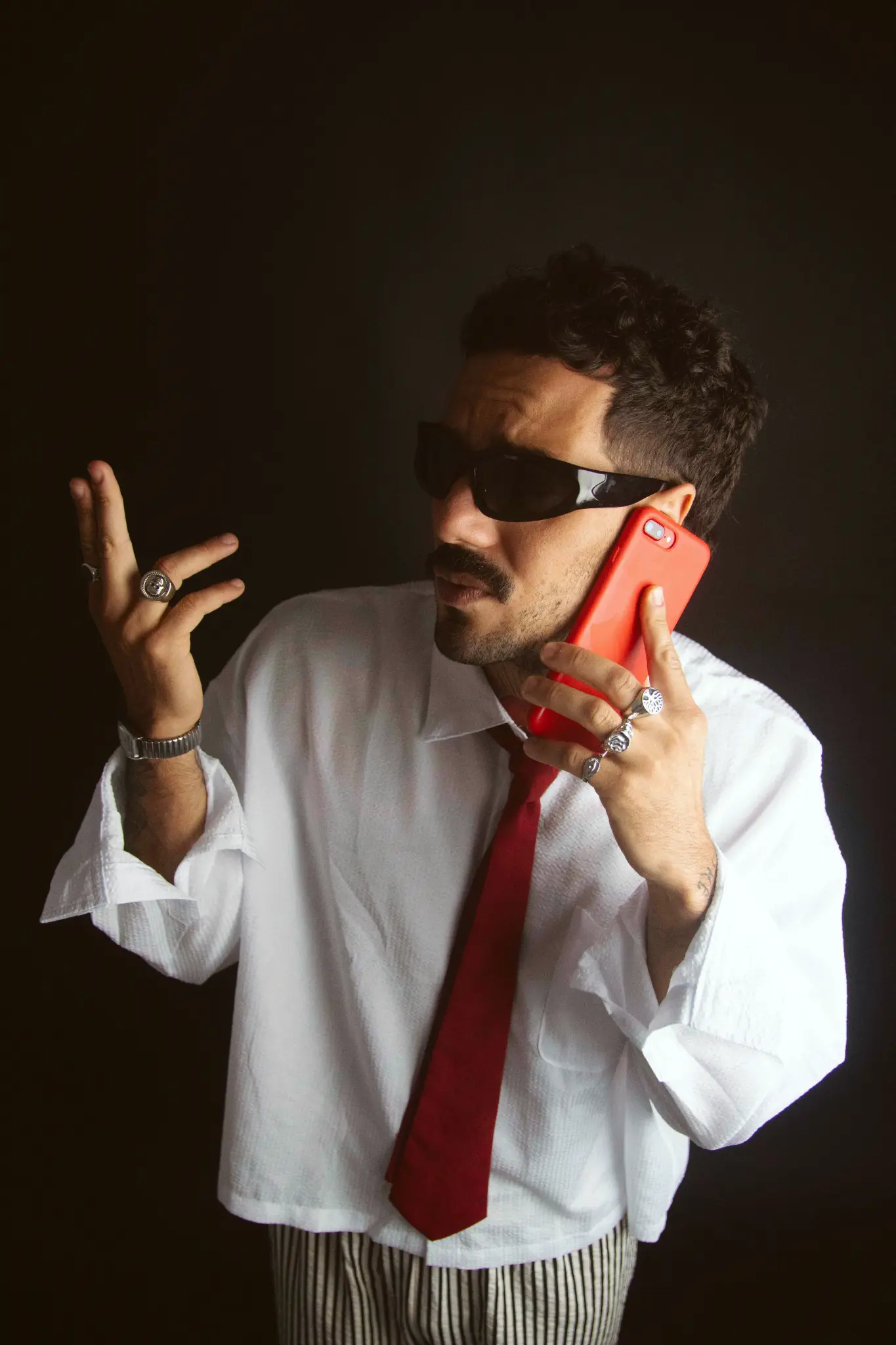 MADRE ao telefone, camisa branca e gravata vermelha