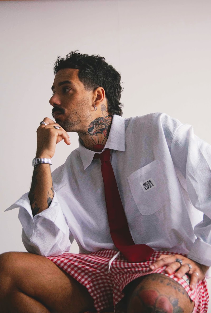 MADRE sentado, camisa branca e gravata vermelha
