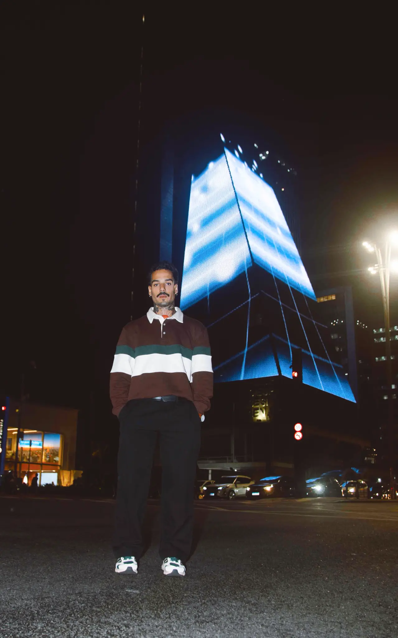 MADRE à noite na Avenida Paulista, prédio com painel de LED azul ao fundo