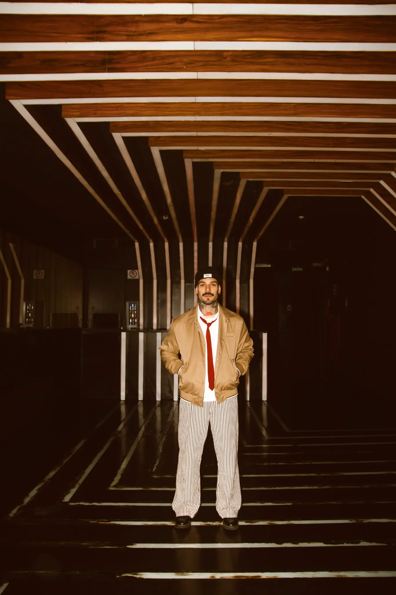 Retrato de MADRE em corredor de clube com vigas de madeira iluminadas